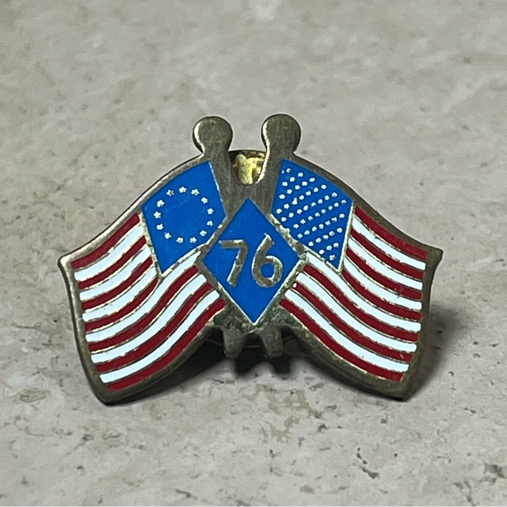 Vintage 1976 Bicentennial Flag Lapel Pin - Double Flags 1970s USA Patriotic